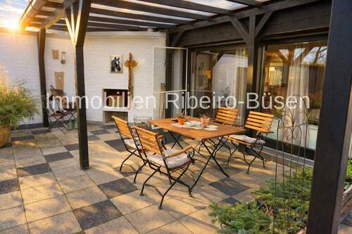 Sitzplatz auf der überdachten Terrasse - Wohnen & Vermieten unter einem Dach - Gepflegtes Haus mit Einliegerwohnung, großem Garten und Kamin