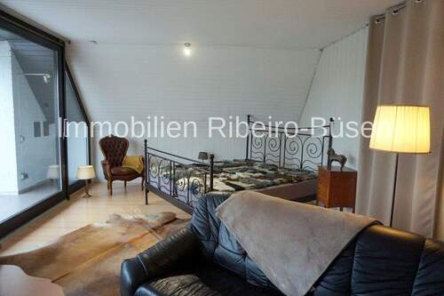 der Wohn- oder Schlafraum im Dachgeschoss - 