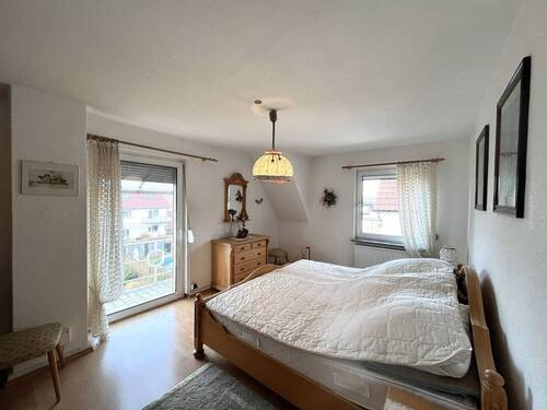 Schlafzimmer mit Balkon im Obergeschoss - 