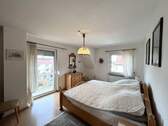 Schlafzimmer mit Balkon im Obergeschoss - 