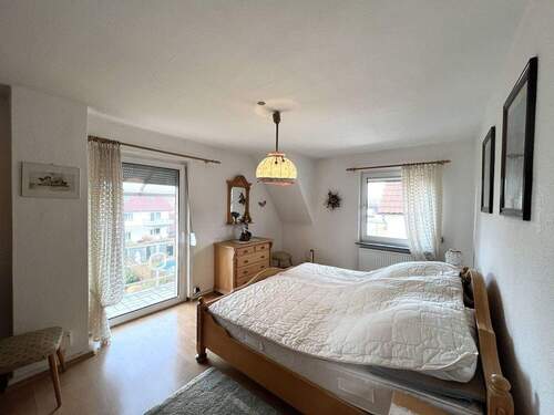 Schlafzimmer mit Balkon im Obergeschoss - 