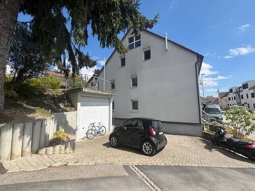 Garage mit Stellplatz - 