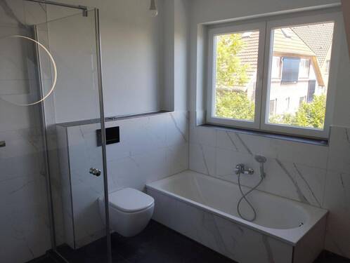 Badezimmer Sicht auf Wanne - 4 Zimmer Doppelhaushälfte in Jork