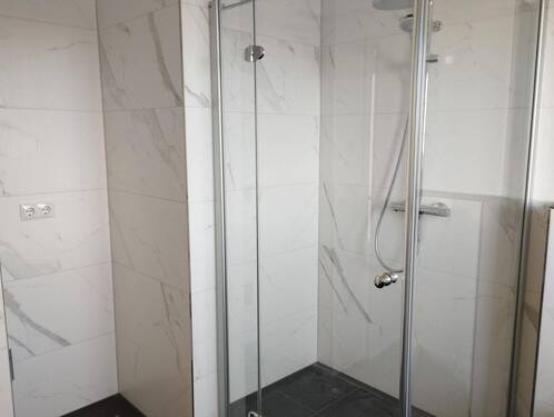 Badezimmer Sicht auf Dusche - Doppelhaushälfte mit 110,80 m² in Jork zum Kaufen
