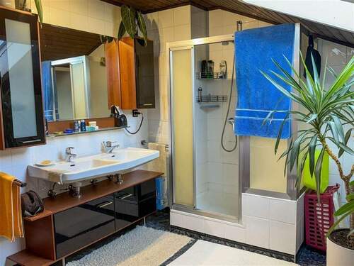 Badezimmer mit Dachfenster - 