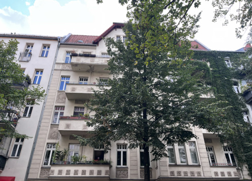 Hausansicht Straße I - 2 Zimmer Etagenwohnung in Berlin