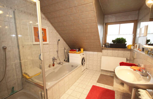 Helles Bad in Komplettausstattung - 