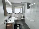 Modernes helles Badezimmer - 