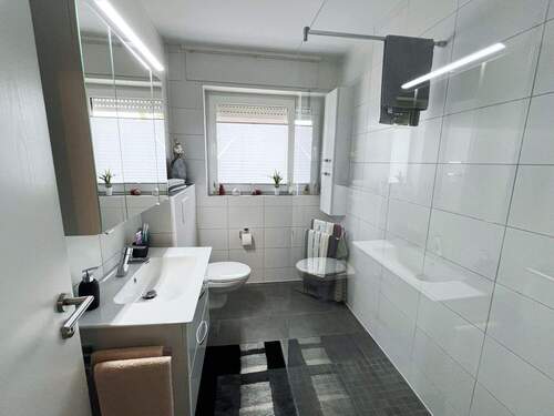 Modernes helles Badezimmer - 