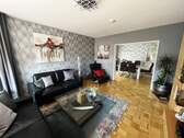 Wohnzimmer mit offenem Zugang zum ... - 