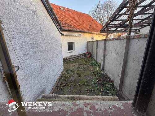 kleiner Innenhof zwischen Wohnhaus und Nebengebäude - 