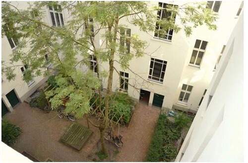 Hausansicht Hofseite - Etagenwohnung mit 76,80 m&sup2; in Berlin zum Kaufen