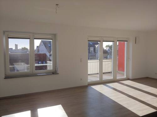 Wohn & Esszimmer - 3-Zi.-Wohnung mit Balkon 2. OG - zentral gelegen