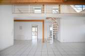 Wohnzimmer mit Galerieaufgang - 