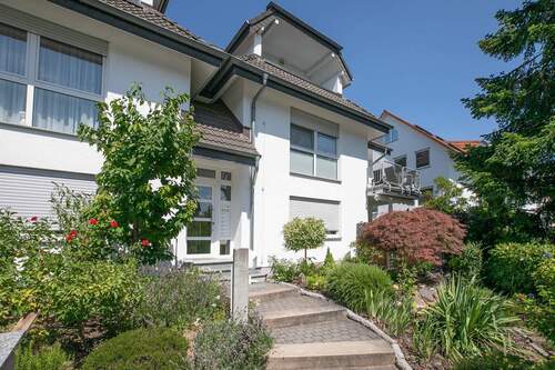 Hausansicht - Lichtdurchflutete Maisonette mit Galerie in ruhiger Lage