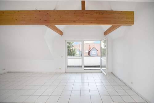 Wohnzimmer mit Balkon - 