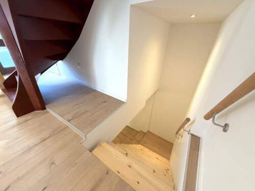 Treppe zum Erdgeschoss - 