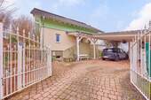 Einfahrt zum Carport und Haus - 
