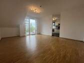 Wohnzimmer mit Tür zur Küche - 2 Zimmer Etagenwohnung in Mainz-Laubenheim