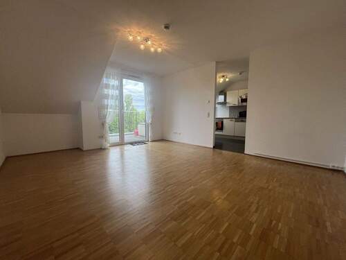 Wohnzimmer mit Tür zur Küche - 2 Zimmer Etagenwohnung in Mainz-Laubenheim