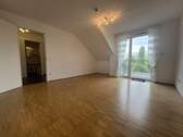 Wohnzimmer mit Tür zum Flur - Etagenwohnung mit 54,00 m² in Mainz-Laubenheim zur Miete