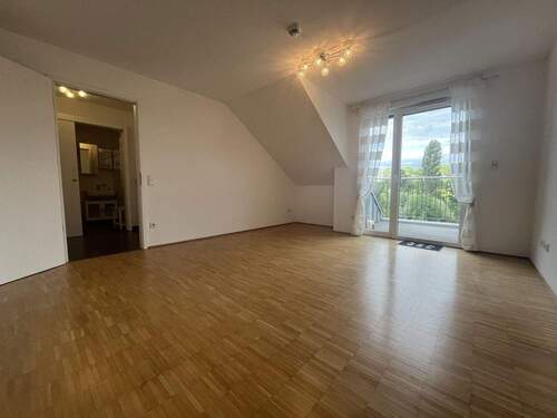 Wohnzimmer mit Tür zum Flur - Etagenwohnung mit 54,00 m² in Mainz-Laubenheim zur Miete