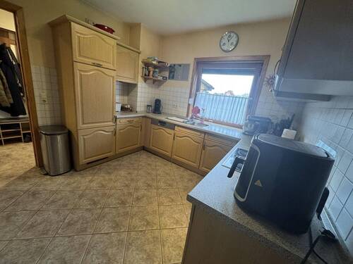 geflieste Küche mit Einbauküche - 