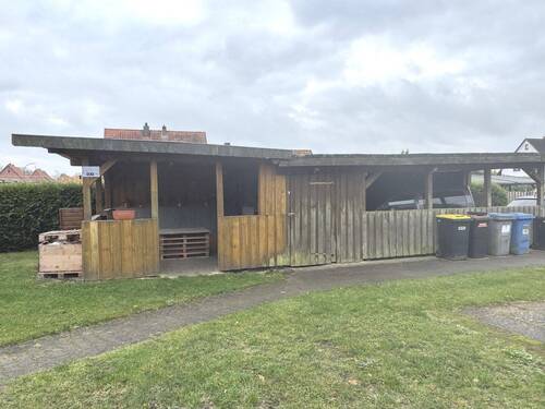 Nebengelass mit Grillecke und zwei KFZ-Abstellplätzen - 