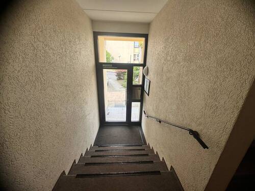 Hauseingang / Treppenhaus - 