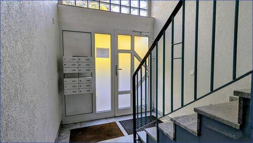 Hauseingang Treppenhaus - 3 Zimmer Etagenwohnung zum Kaufen in Bochum / Höntrop