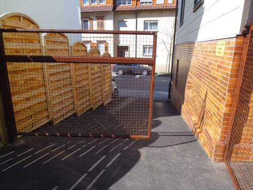 Einfahrt rechts vom Haus - 