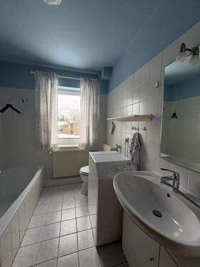 Bad mit Wanne, Dusche und Fenster - 