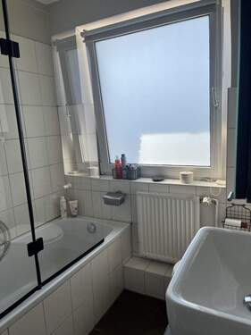 Tageslichtbad mit Badewanne - 