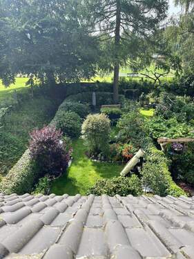 Blick vom Dachfenster in den Garten - 