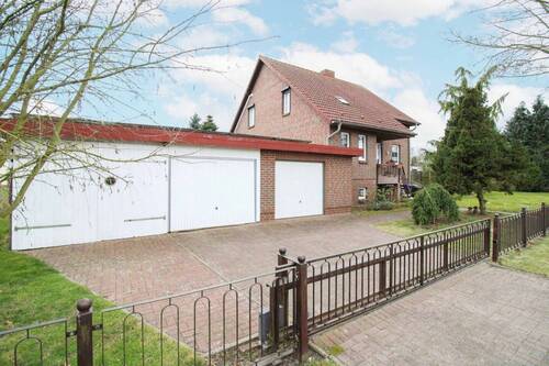 Außenansicht mit Garagen (2) - 5 Zimmer Einfamilienhaus zum Kaufen in Remplin