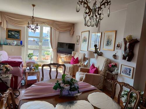 Wohnzimmer - 3 ZKB-Eigentumswohnung mit Balkon direkt am Odilienplatz!