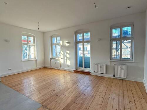Wohn- und Küchenbereich - Eleganter Altbau trifft energieeffiziente Sanierung: 3. OG mit Aufzug, 95 m², zwei Schlafzimmer & offener Wohnbereich – ein Zuhause mit Zukunft