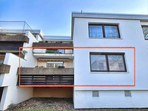 Ansicht von der Westseite auf das Wohnzimmer- und Schlafzimmerfenster und den Balkon - Schöne 3-Zimmer-Wohnung im Hochparterre mit Balkon in Uelzen-Veerßen - sofort bezugsfrei