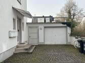 Große Garage und Zugang zum Garten - 