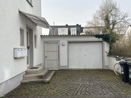 Große Garage und Zugang zum Garten - 
