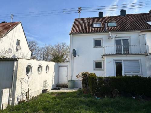 Blick vom Garten aufs Haus - 