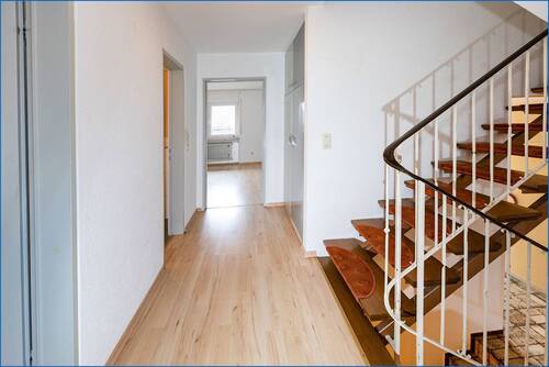 Flur mit Treppe - 