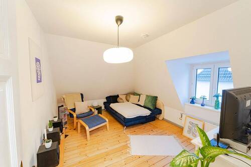 Wohnzimmer - Charmante 3-Zi.-Altbauwohnung mit großer Hobbyfläche