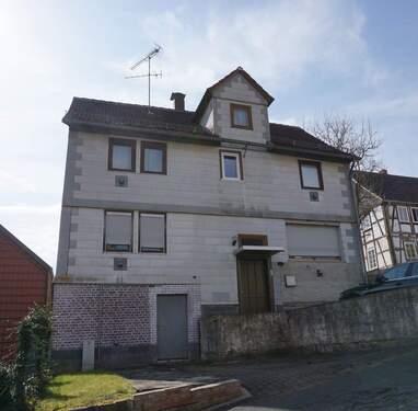 Straßenansicht vom Haus.JPG - *** Einfamilienhaus mit kleiner Stallung und einer Wiese in Edertal-Königshagen ***