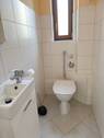 Hell gefliestes WC mit Fenster - 