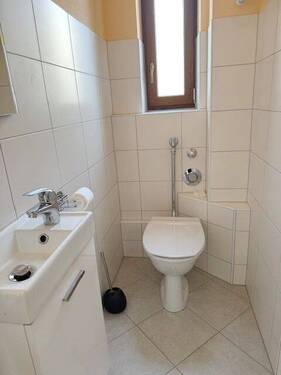 Hell gefliestes WC mit Fenster - 