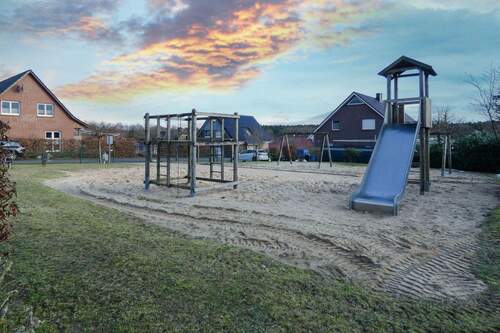 mit benachbartem Kinderspielplatz - 