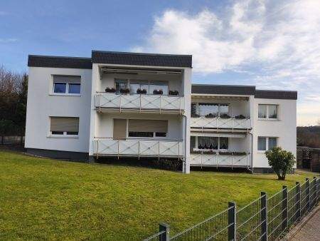 Hausansicht Straßenseite - Attraktive 3-Zimmer-Wohnung mit Loggia in beliebter Wohnlage von Lüdenscheid-Oeneking!