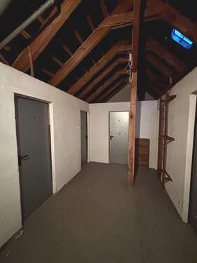 Dachboden mit einzelnen Abstellräumen - 
