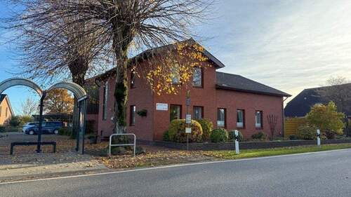 Straßenansicht des Reihendhauses - 8 Zimmer Reihenendhaus zum Kaufen in Handewitt